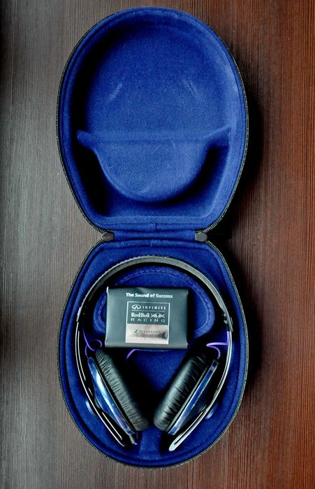 Навушники Sennheiser Momentum Red Bull Racing Edition - такі самі як у Себастьяна Веттеля і Марка Уеббера. Єдині в Україні.