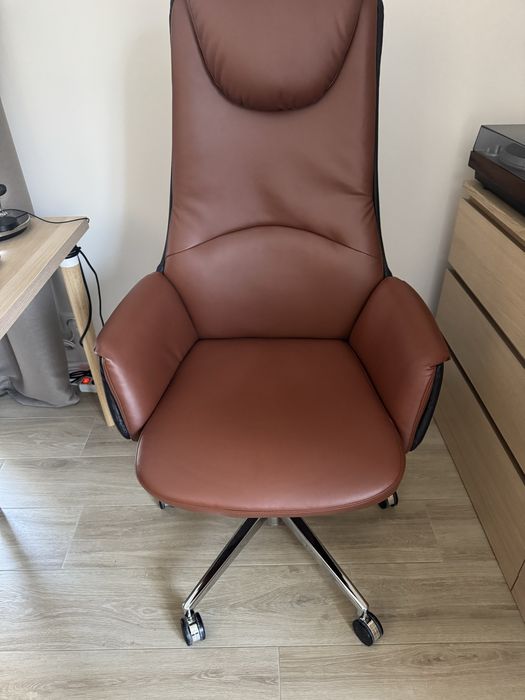 Fotel obrotowy Calvia brązowy, idealny do biurka