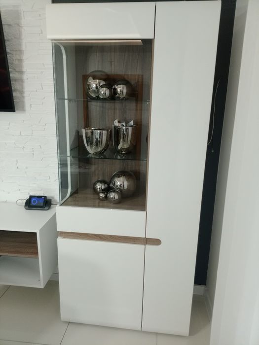 Witryna ze szklanymi drzwiczkami