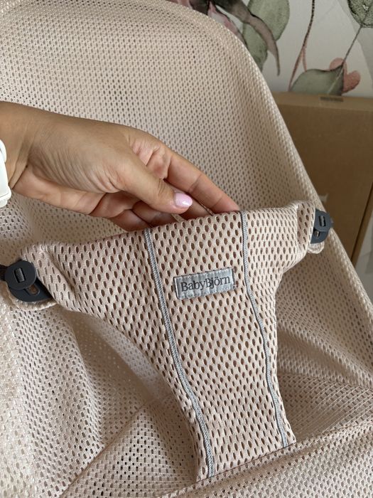 Leżaczek bujaczek babybjorn pearly pink mesh