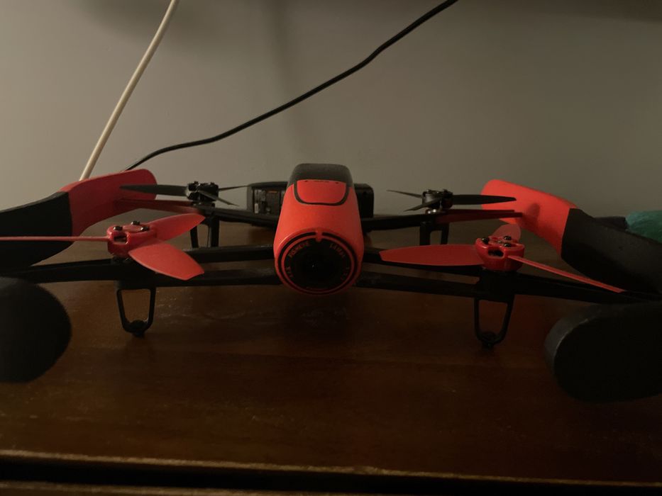 Drone PARROT vermelhos e preto
