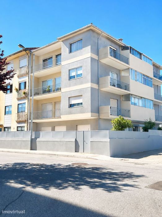 Apartamento T2 com varanda e garagem em São Mamede Infesta