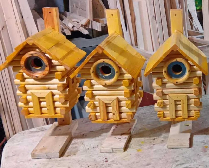 Oryginalna drewniana budka lęgowa dla małych ptaków