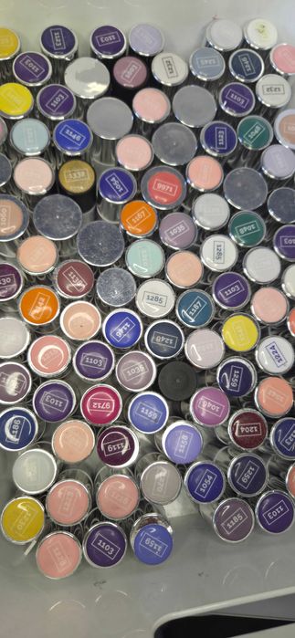 Lakiery hybrydowe różnych marek