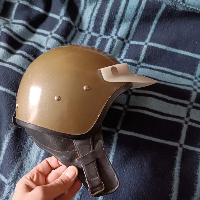 Kask Orzeszek z daszkiem epoki PRL