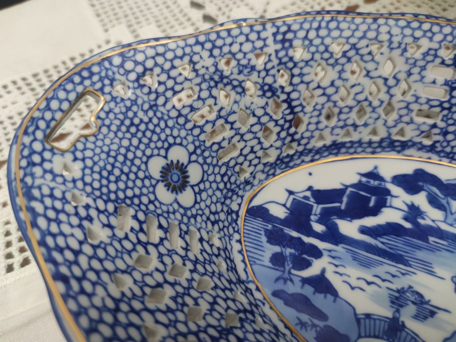 Travessa decorativa azul e branca com trabalho vazado e motivo orienta
