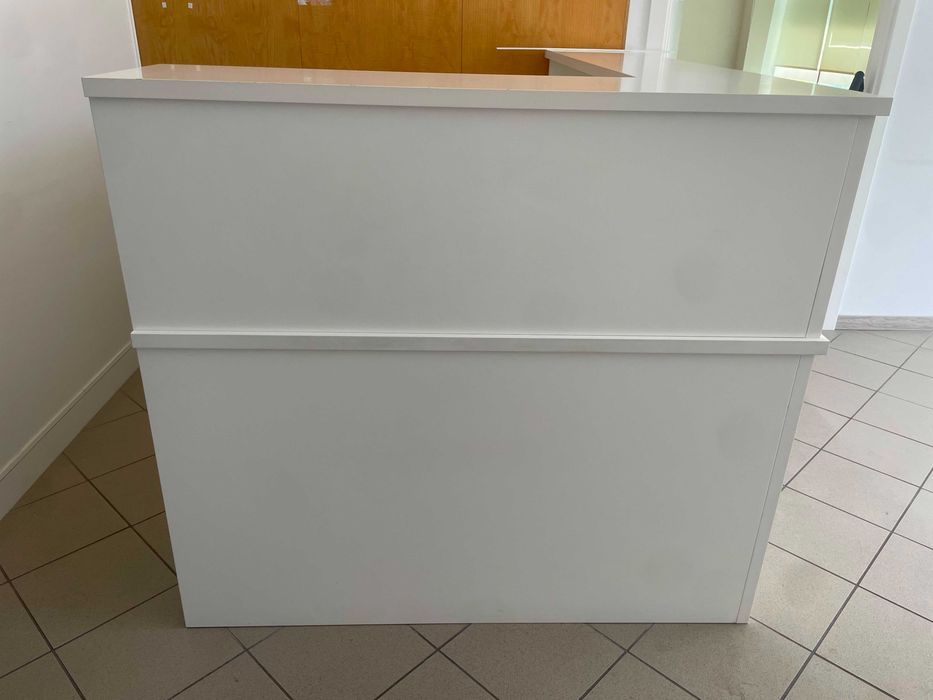Balcão de Receção Branco Moderno – 186/135cm. Ideal para Clínicas, Escritórios ou Lojas