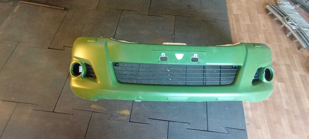 Toyota Hilux 11-15. Передний бампер