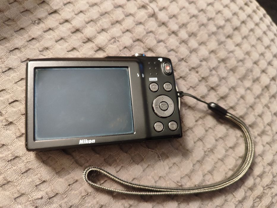 NIKON SLIM BODY COOLPIX. Em óptimo estado S/carregador