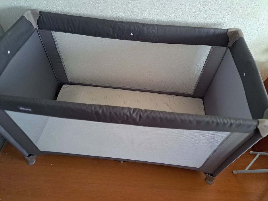 Berço Chicco cinzento