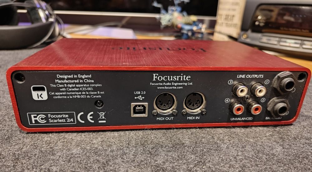 Mesa Behringer Xenyx X2442USB + Focusrite Scarlett 2i4 (com caixas)