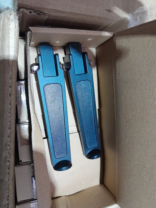 28 Pousa pés retratil de aluminio para ebike