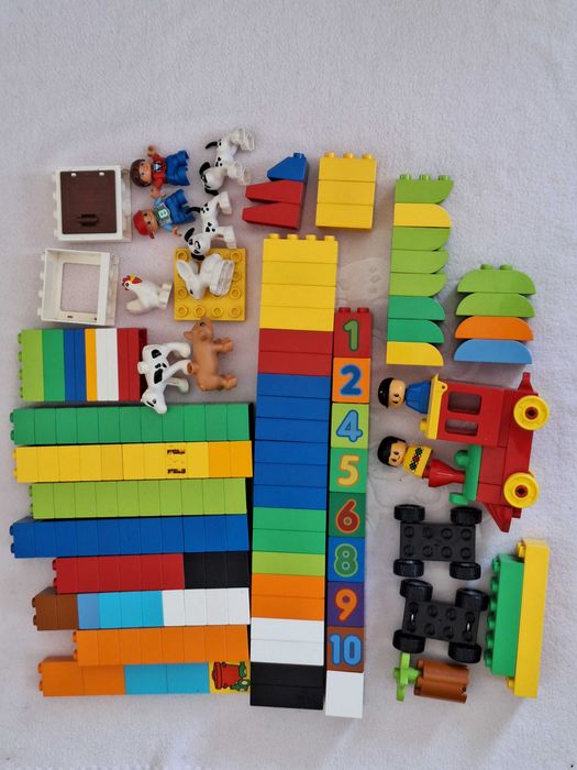 klocki lego duplo w tym kilka zwierzątek