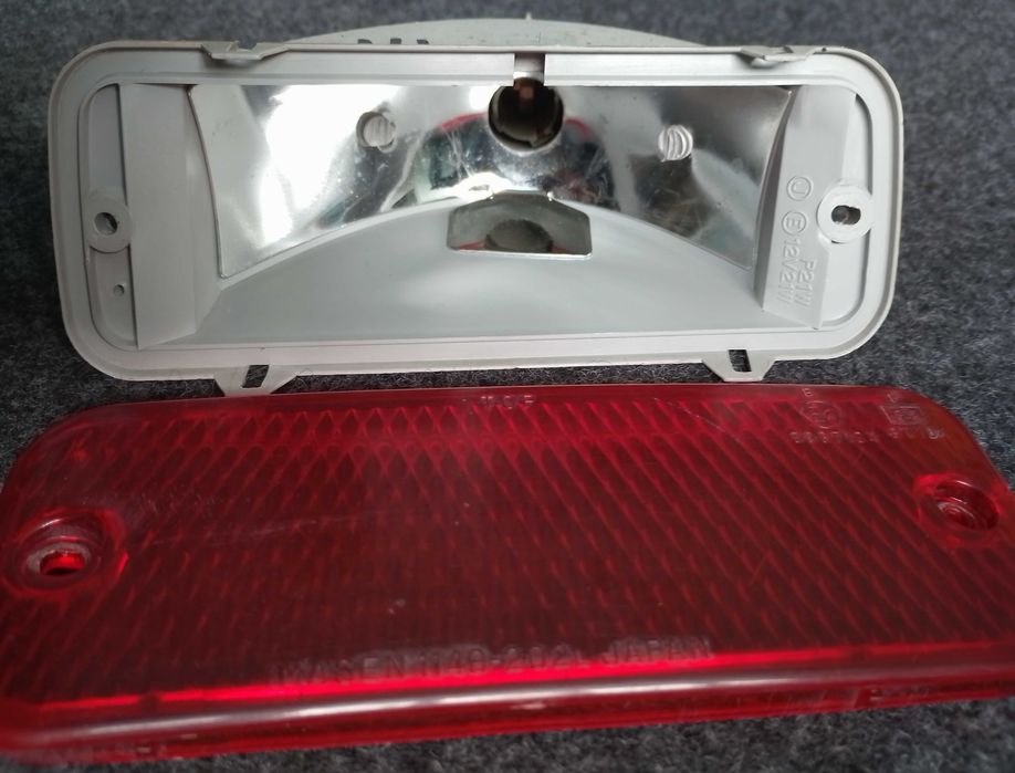 На Mitsubishi Lancer 4 Colt оригінальний червоний фонарь в бампер