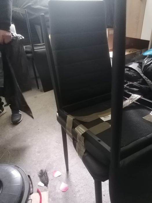 6 cadeiras em preto,com oferta de mesa extensível de vidro preto