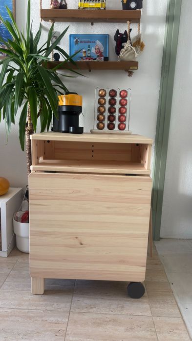 módulo de cozinha / mesa de refeição dobrável com rodas IKEA RESARÖ em pinho/madeira natural, acompanhado por 2 bancos de madeira