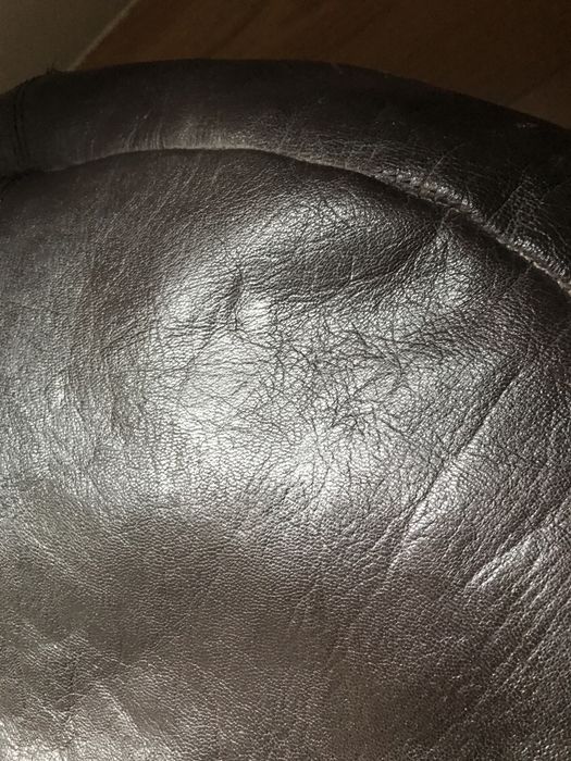 Puff castanho redondo em pele