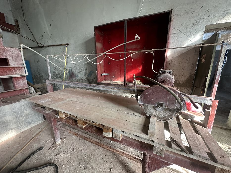 Розпилювальний станок для різки каменю