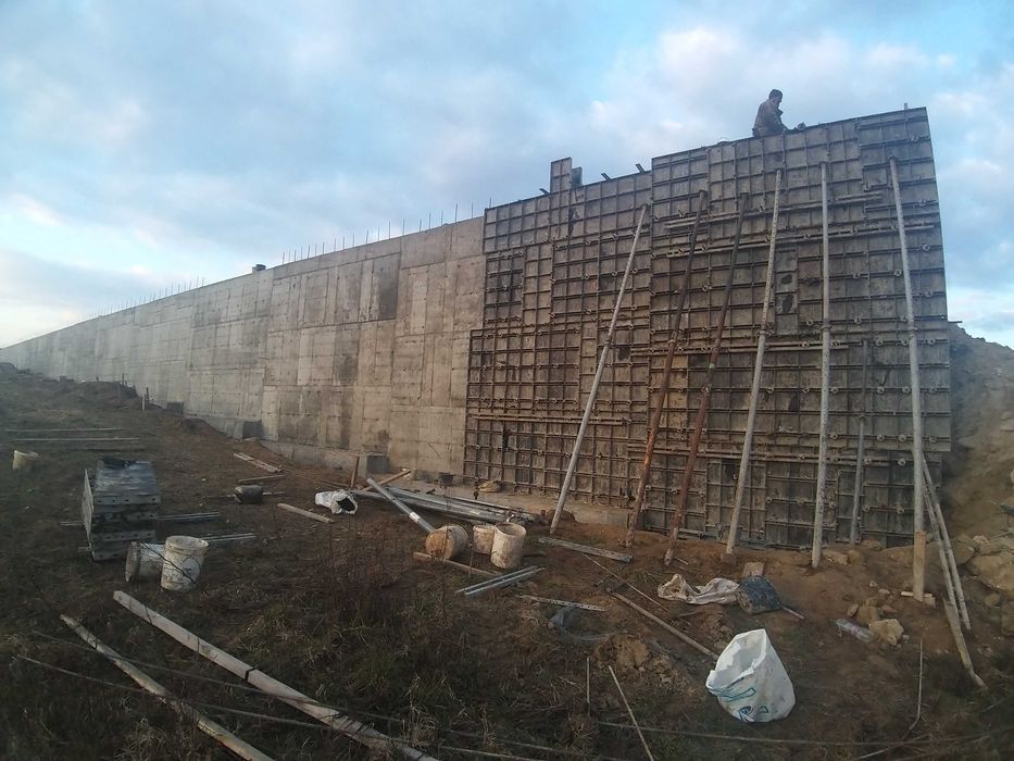 Фундамент,басейн, колони бетонні (монолітні) перекриття,підпірні стіни