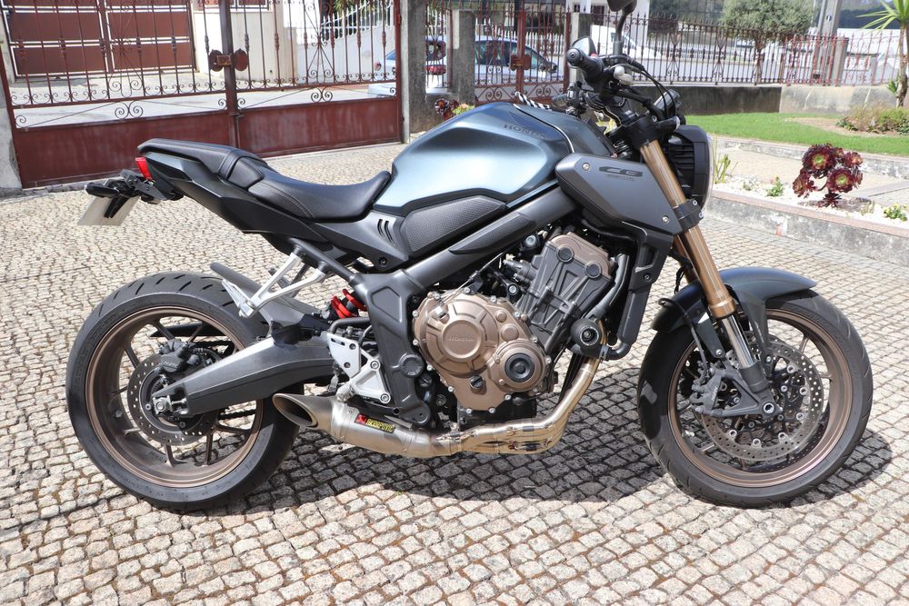 Honda CB650R 2023 • 17.000km • Akrapovic • Quickshifter • Impecável