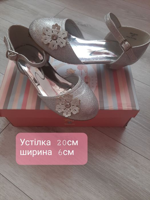 Дитячі і босоніжки для дівчинки