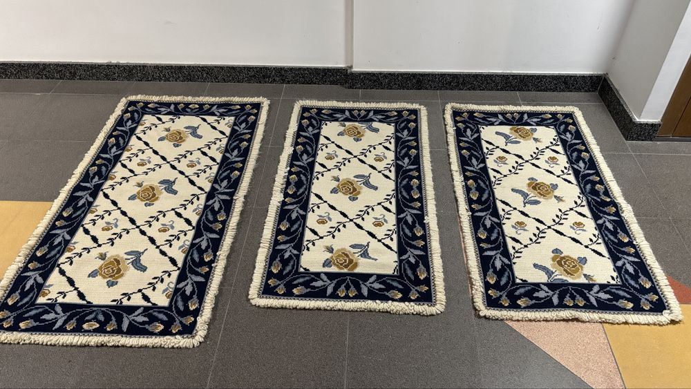 Tres tapetes arraiolos