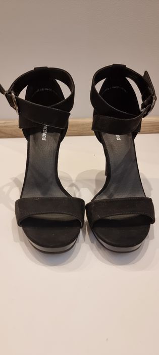 Sandałki na obcasie