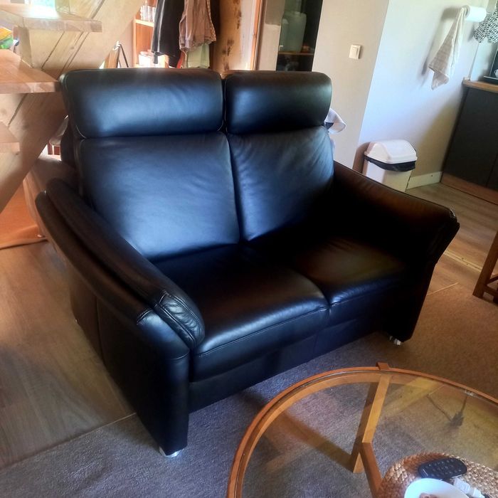 Sofa dwòjka skòra nowa.