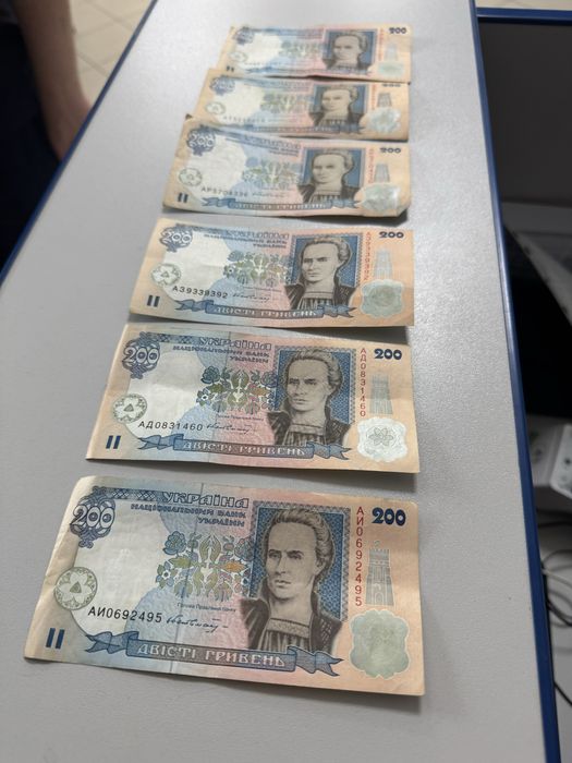 Купюри 100 та 200 гривень