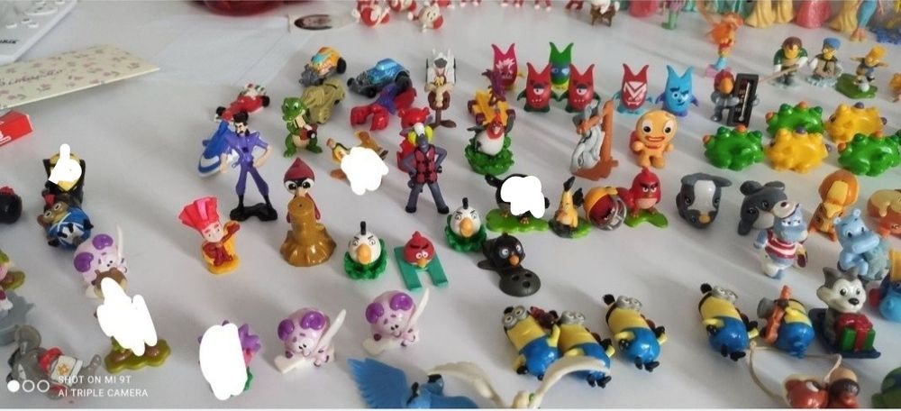 Іграшки Кіндер сюрприз, принцеси, хеллоу Кітті,  Маша та ведмідь,