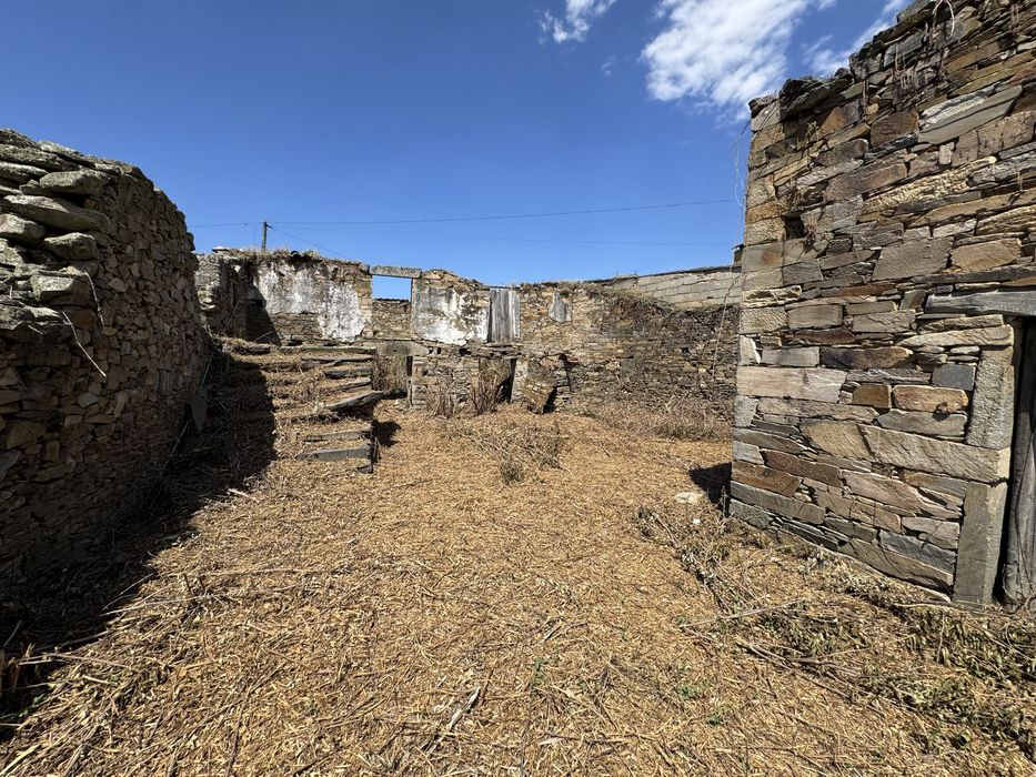 [Venda Particular] Terreno Urbano de 250m² com Ruína e Palheiro em Pedra – Mirandela