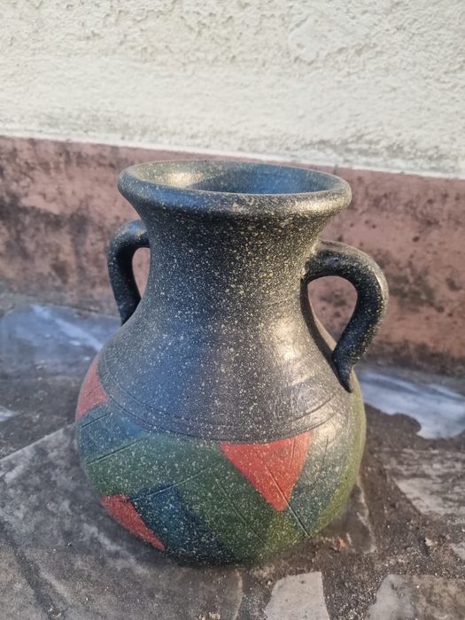 Jarra decorativa em cerâmica com motivos geométricos
