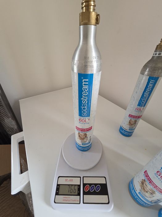 Butle do SodaStream pełne i puste.