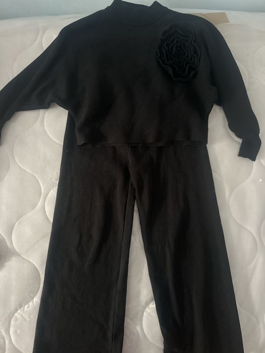 Вʼязаний стильний костюм для дівчинки