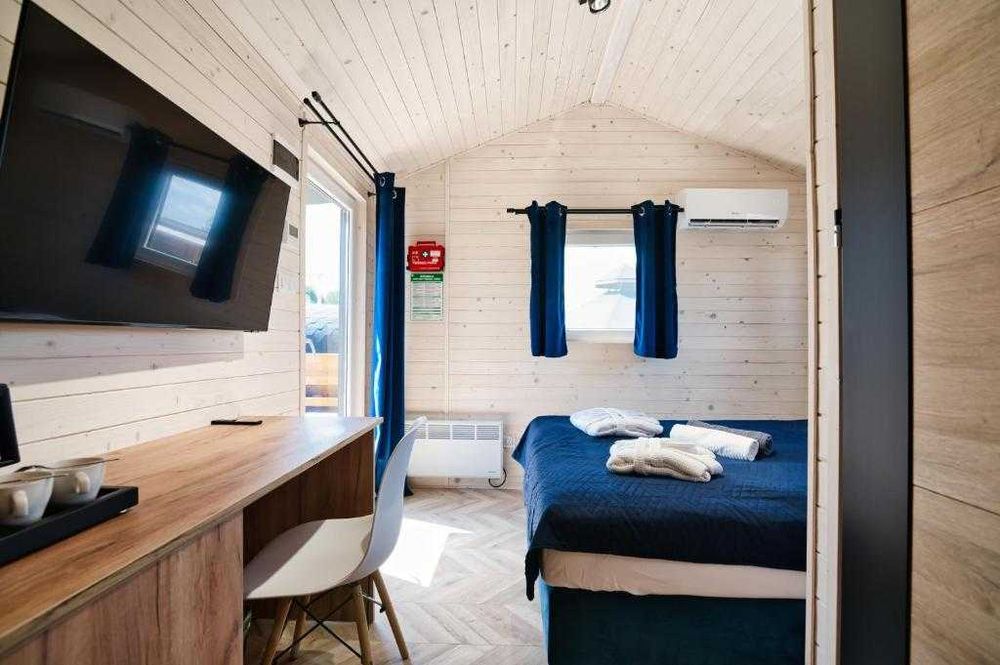 Domek dla dwojga na romantyczne Walentynki - róże, JACUZZI, szampan