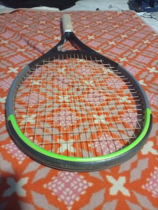 raquete de ténis é uma Wilson Blade V7, reconhecível pelo seu design