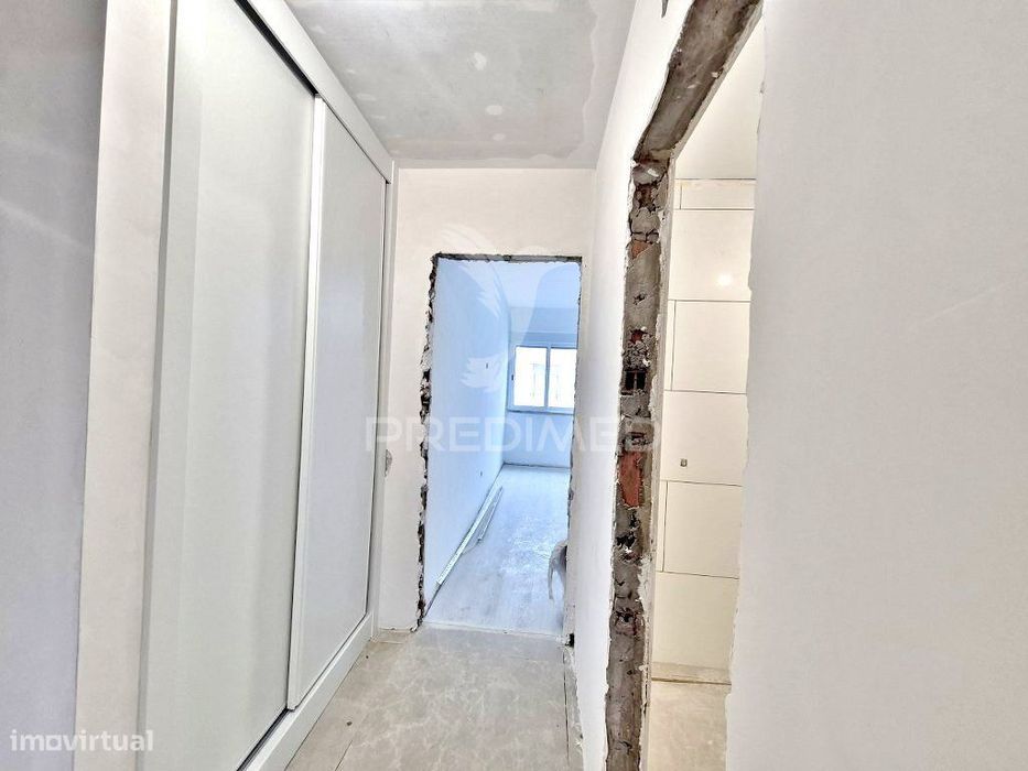 Apartamento T2 Totalmente Remodelado no Carregado