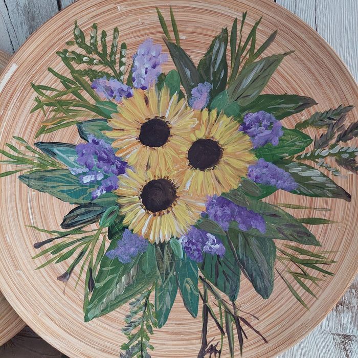 Drewniana misa do zawieszenia, ręcznie malowana. Prezentuje się wyśmie