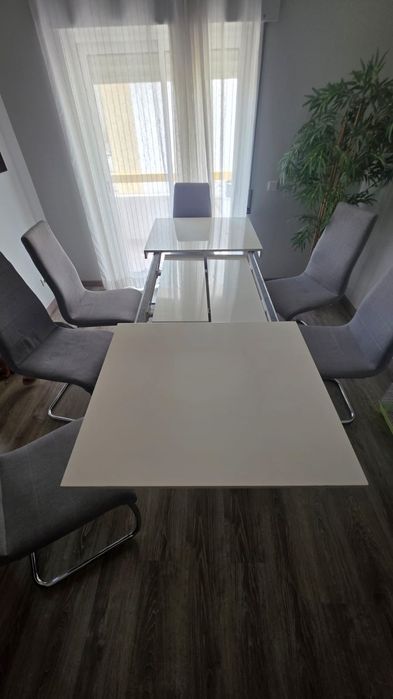 Mesa extensível com 6 cadeiras