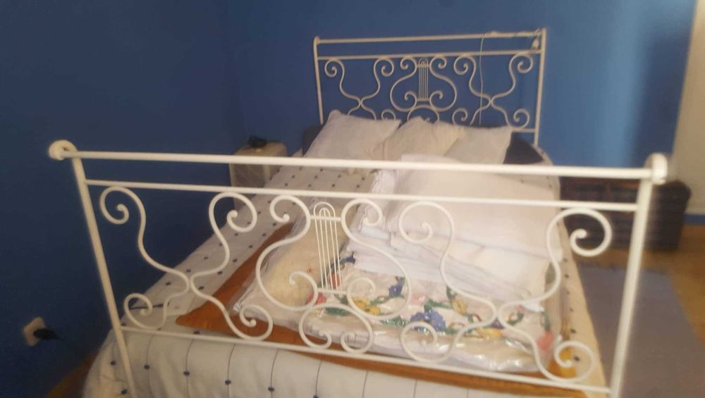 Cama de casal antiga em ferro forjado