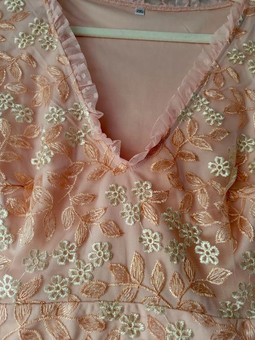 Sukienka maxi z siateczką pudrowy róż XXL