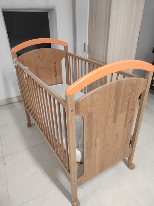 Cama para bebé em madeira pode acompanhar com colchão (+25€)