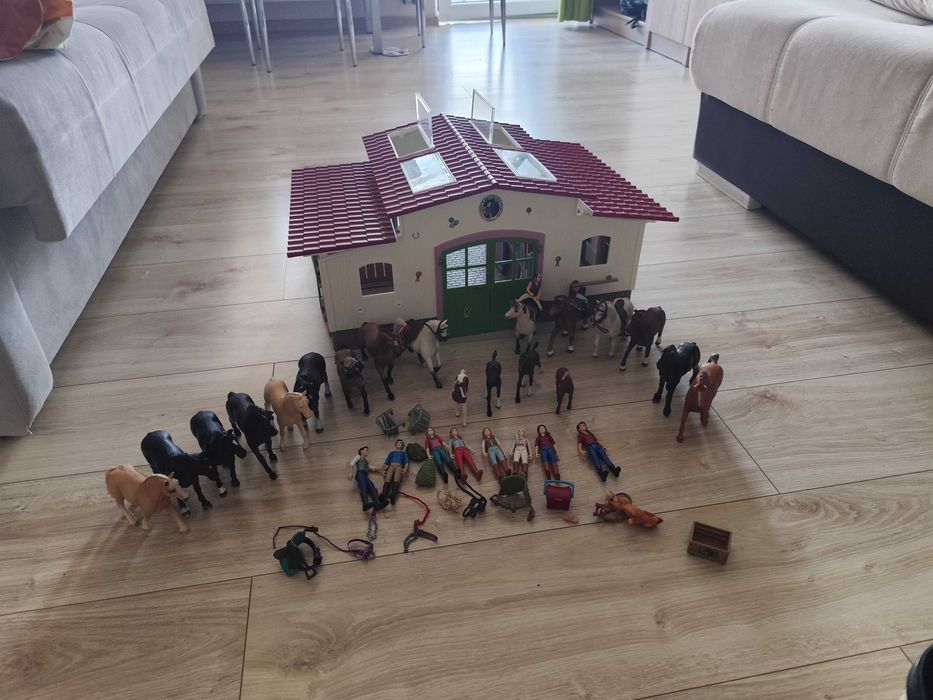 Stajnia schleich z końmi i akcesoria