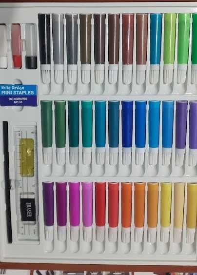 Mala madeira com material diverso