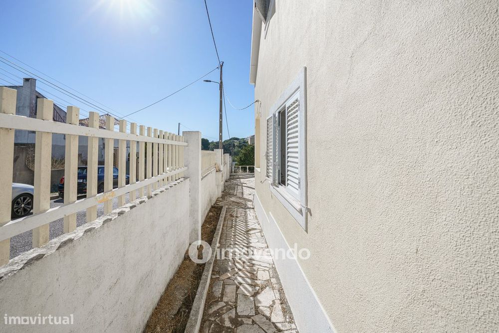 Moradia T4 com garagem e próxima da praia, na Charneca da Caparica