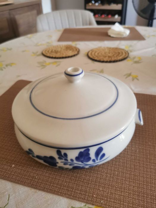 Terrina redonda em tons de azul pintada à mão