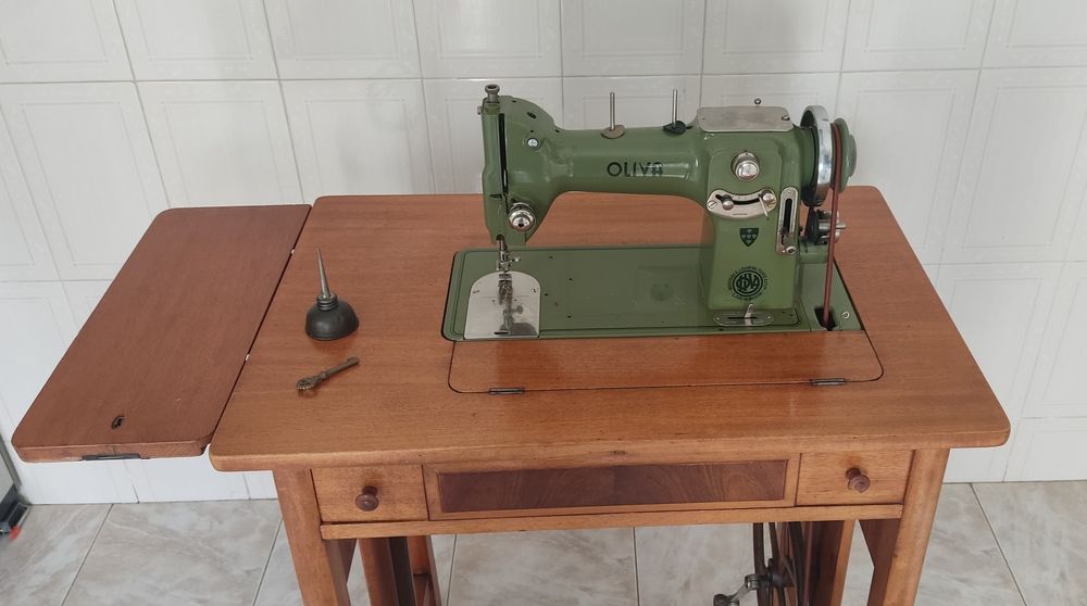 Máquina de Costura OLIVA se Antiga – Completa com Mesa e Pedal