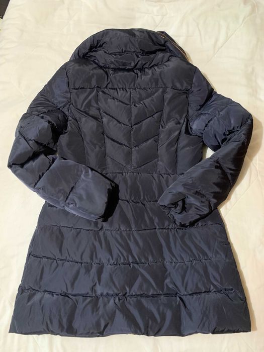 Casaco tipo Kispo azul, resistente à água e ao vento.