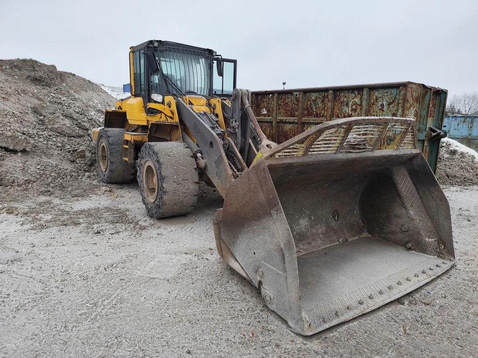 Volvo L120F  olvo L120F – 2010 r. – Łyżka High Tip – Opony Pełne – Waga