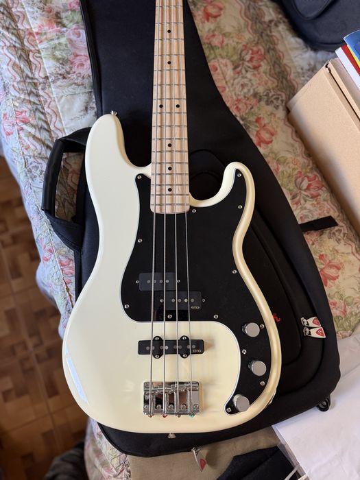 Squier Affinity Precision Bass com EMG Geezer Butler